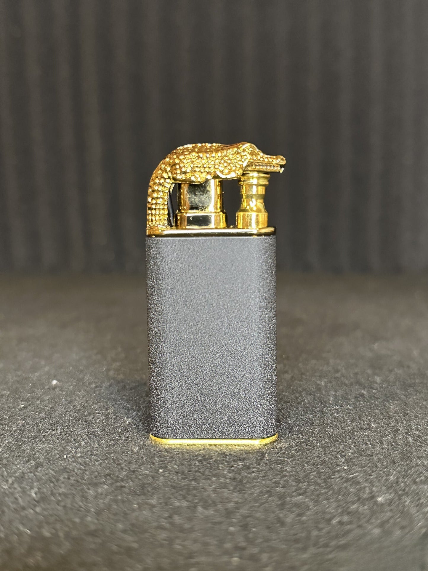 Zapalovač s dobíjecí funkcí, připravený k použití během okamžiku